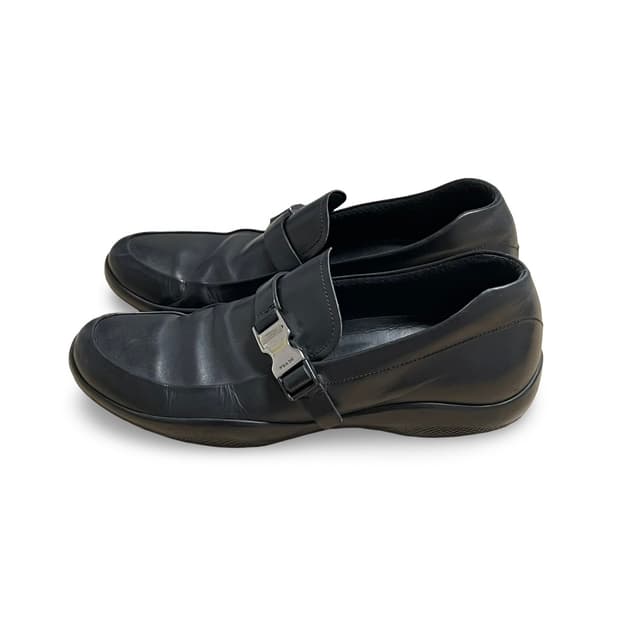 프라다 스포츠 레더 버클 로퍼