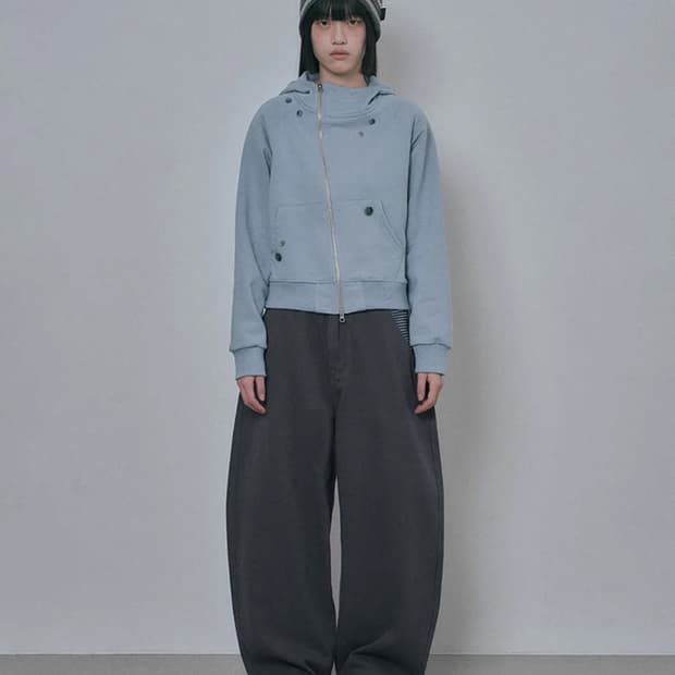 엠오오 다이애그널 버튼 후드집업 - 스카이블루