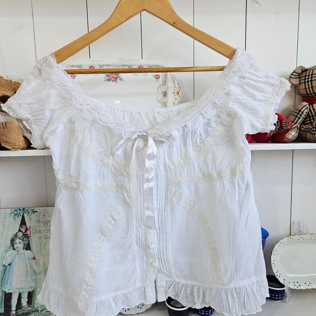 화이트 레이스 오프숄더 블라우스