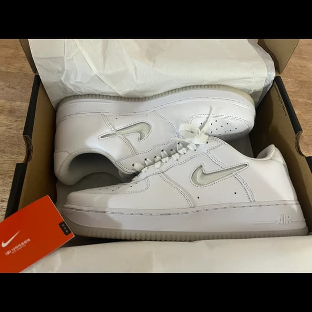 나이키 에어포스1 화이트 쥬얼 뽈록이 285
