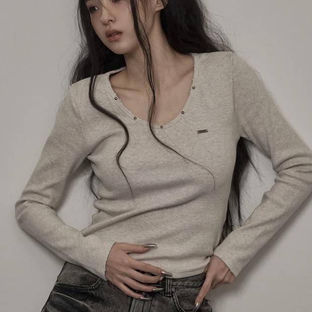 카키포인트 스터드 티셔츠