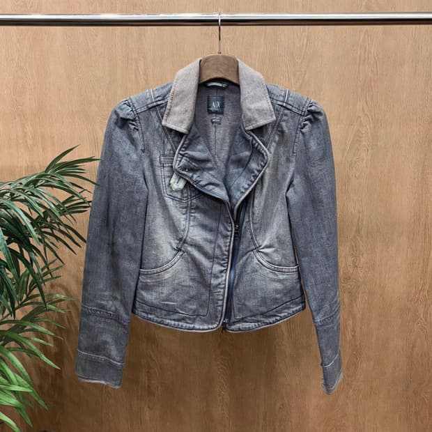 아르마니 익스체인지 데님 자켓 비대칭 절개 스티치 디테일 라이트 그레이