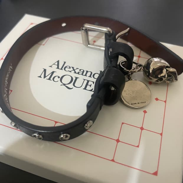 알렉산더 맥퀸 스컬 가죽 팔찌