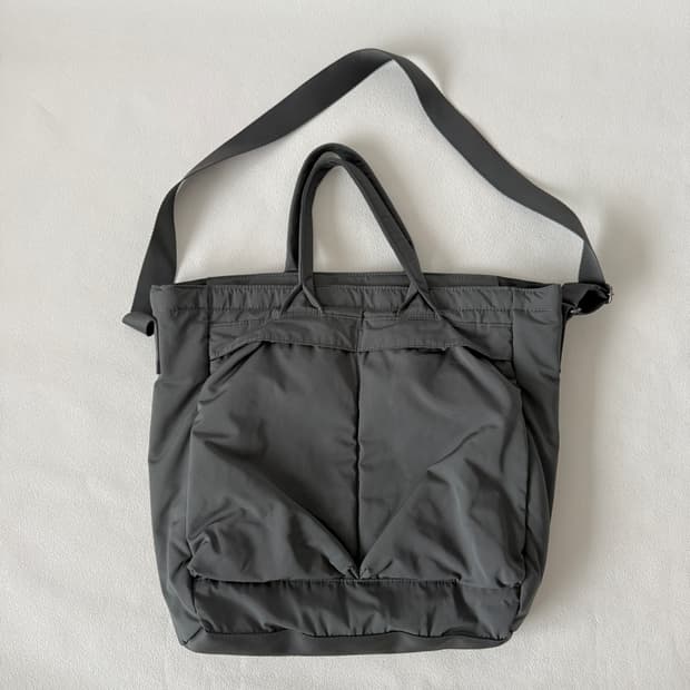 유니클로 씨(UNIQLO C) 헬멧백