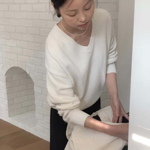 르버터 캐시 브이넥 니트 아이보리