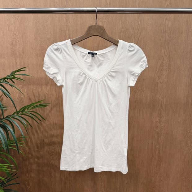 띠어리 반팔 티셔츠 퍼프 슬리브 브이넥 셔링 디테일 슬림핏 화이트