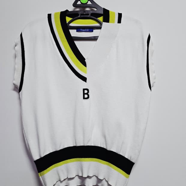 에고이스트 화이트 V넥 니트 조끼