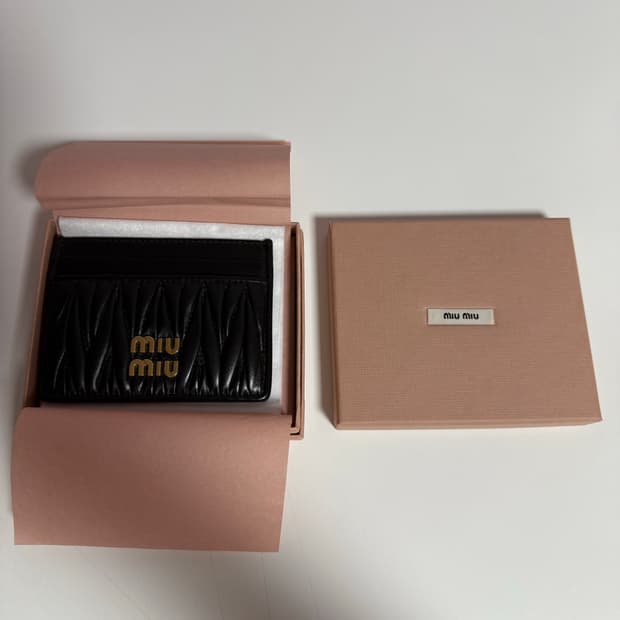 미우미우 마테라쎄 나파 가죽홀더 카드지갑 블랙 판매 