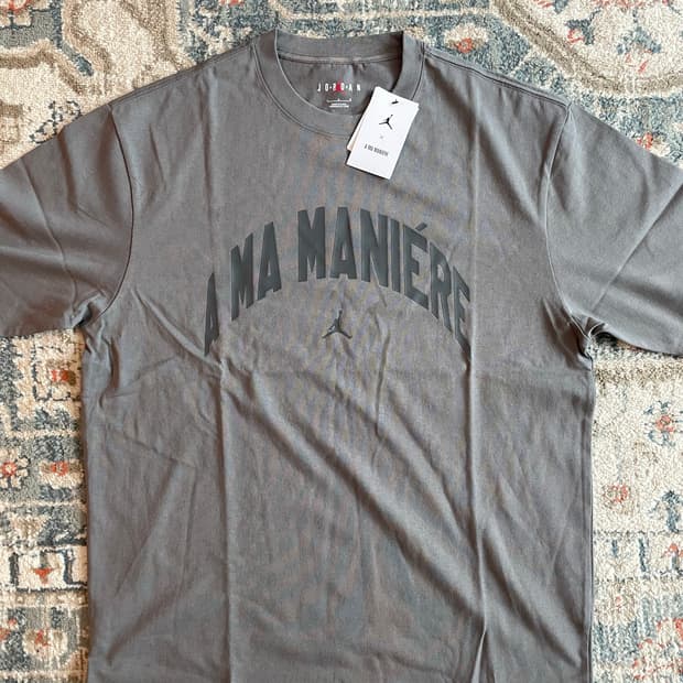조던 x 아마 마니에르  플랫 퓨터 반팔티 (새제품. L .105)