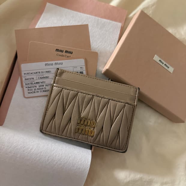 미우미우 마테라세 카드지갑 카메오
