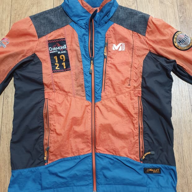 1117 밀레 아웃도어 바람막이 95 사이즈입니다