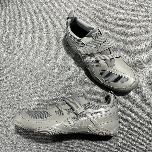 아식스 x 이세이미야케 하이퍼테이핑 그레이