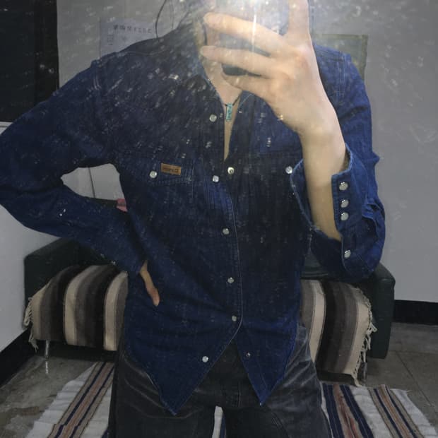 투티/0394 칼하트 x APC 데님 청 셔츠 슬림핏 버튼 디테일