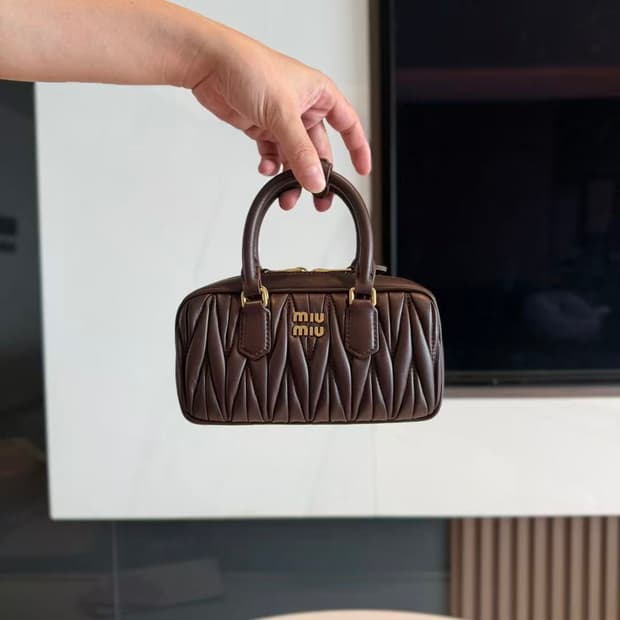 미우 미우 아르카디 마테라쎄 나파 레더 미니백 블랙2