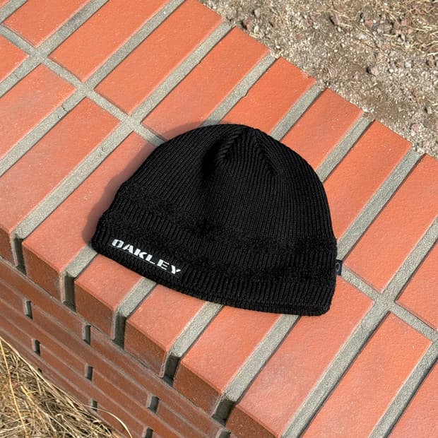 오클리 블랙 락 사이드 비니