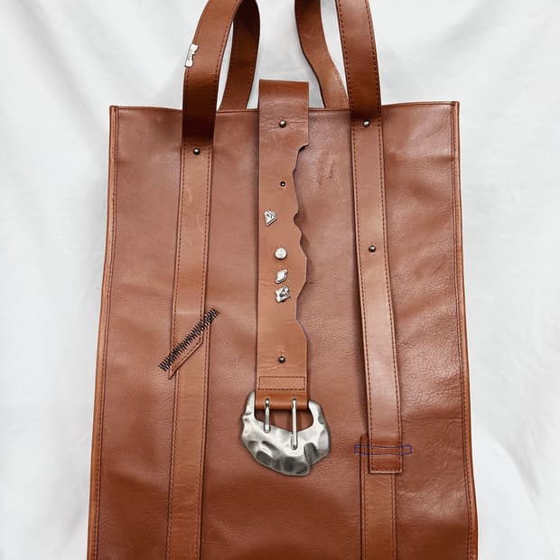 아더에러 스톤 버클 토트백