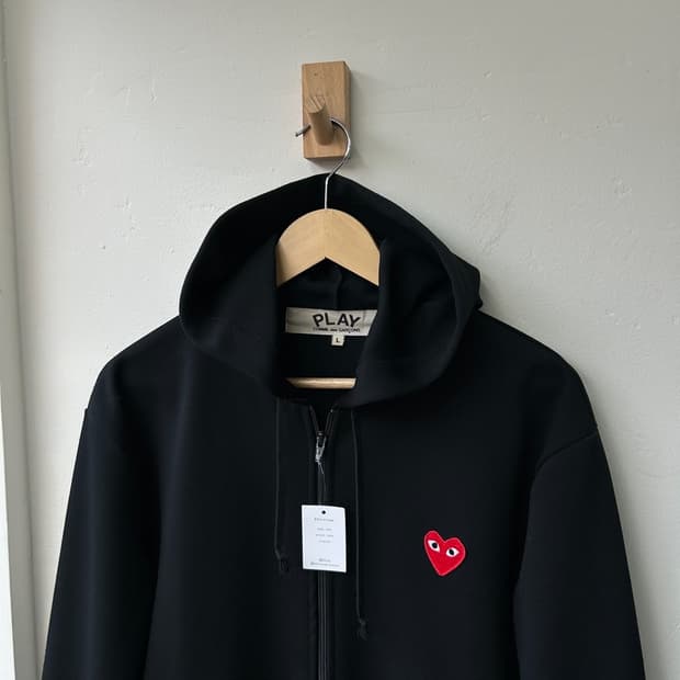 16320 - 꼼데가르송 레드 와펜 블랙 후드 집업