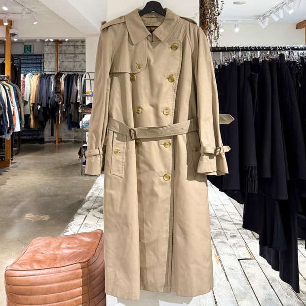 버버리 베이지 벨티드 더블 트렌치코트