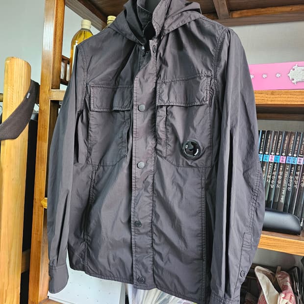 후드랑 자켓 2가지로 연출 가능한 씨피컴퍼니 블랙 자켓 팔아요 cp컴퍼니