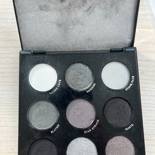 회색 아이섀도우 팔레트