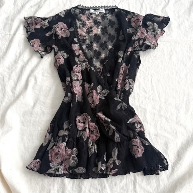 블랙 페어리 플로랄 시스루 드레이프 블라우스