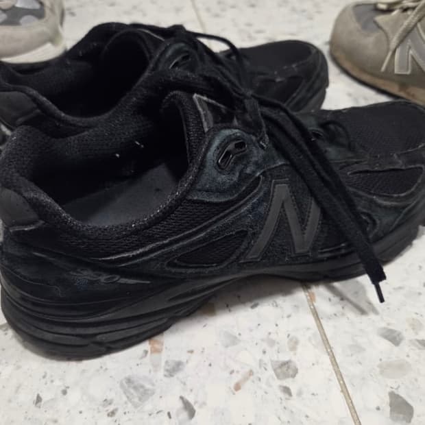 뉴발란스 990v4 트리플블랙