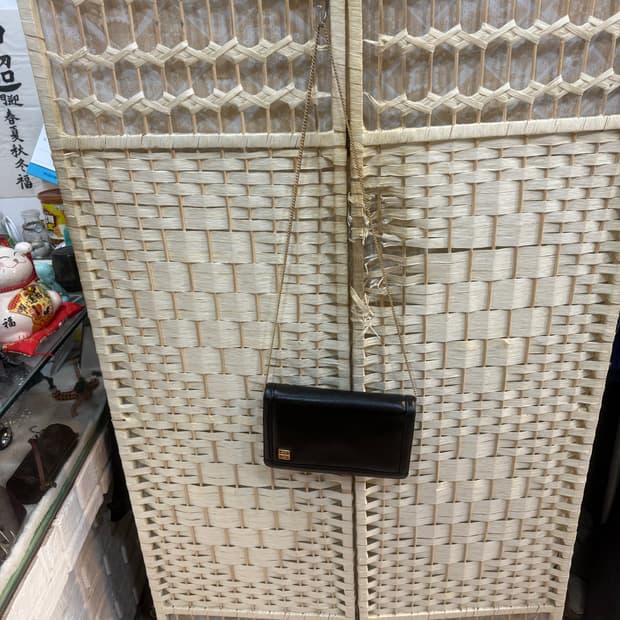 정품 지방시 빈티지 레더 체인 크로스백 팝니다