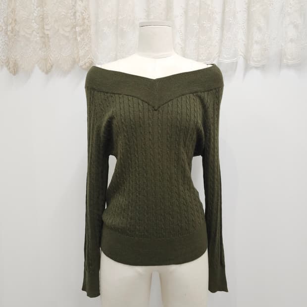 카키 오프숄더 꽈베기 니트