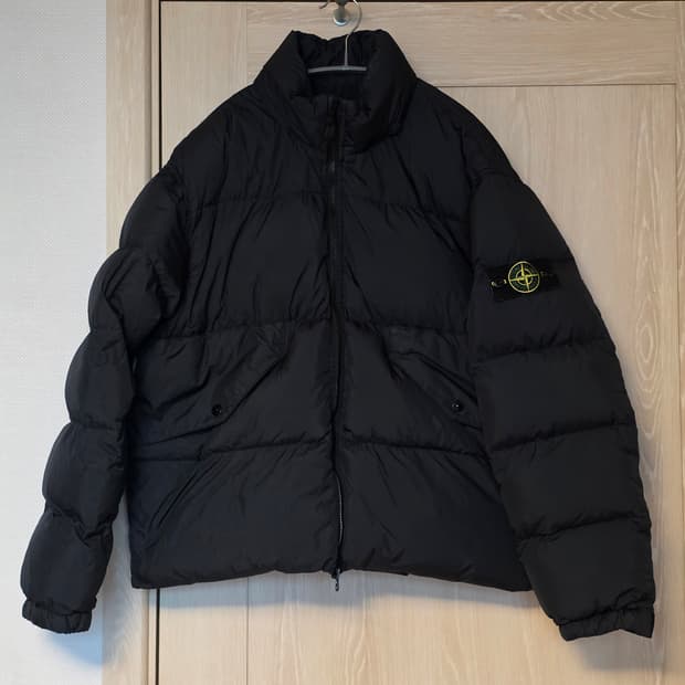 [23FW] 스톤아일랜드 크링클랩스 논후드 블랙 숏 다운 패딩 M사이즈