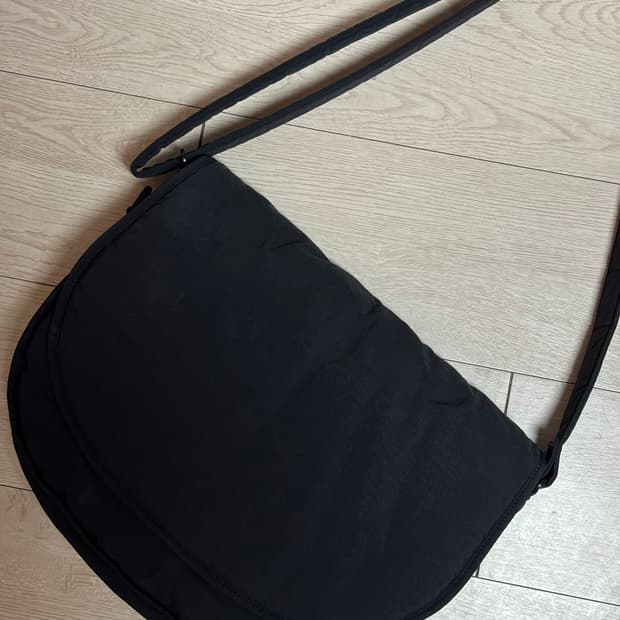 마지언타이틀 러너스백 블랙