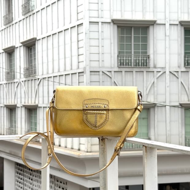 프라다 메탈릭 골드 레더 플랩 크로스백