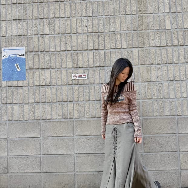 아일렛 디테일 플레어 롱 스커트