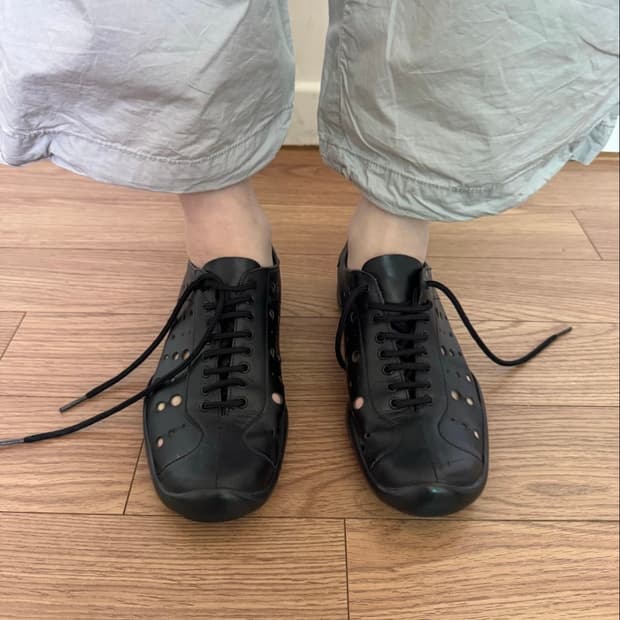 프라다 펀칭 스니커즈 245