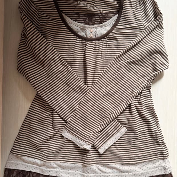 모카 브라운 도트 레이스 단추 스트라이프 레이어드 슬리브 모리걸 티셔츠