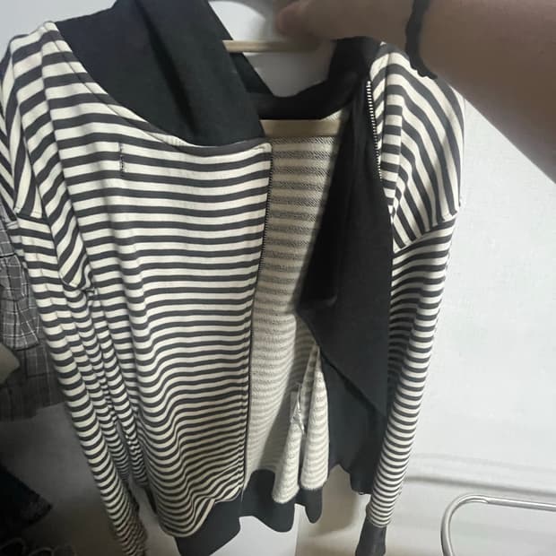 더뮤지엄비지터 후드집업