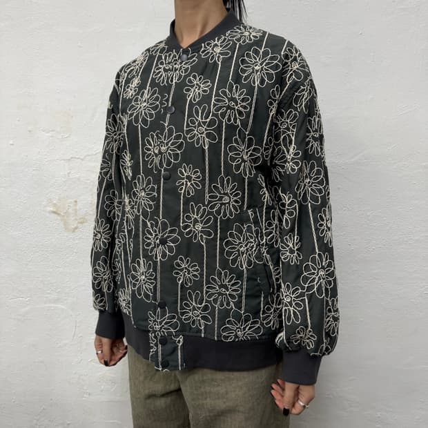 센스오브플레이스 다크그린 폴리 코튼 혼방 보나티컬 플라워 스타디움 자켓