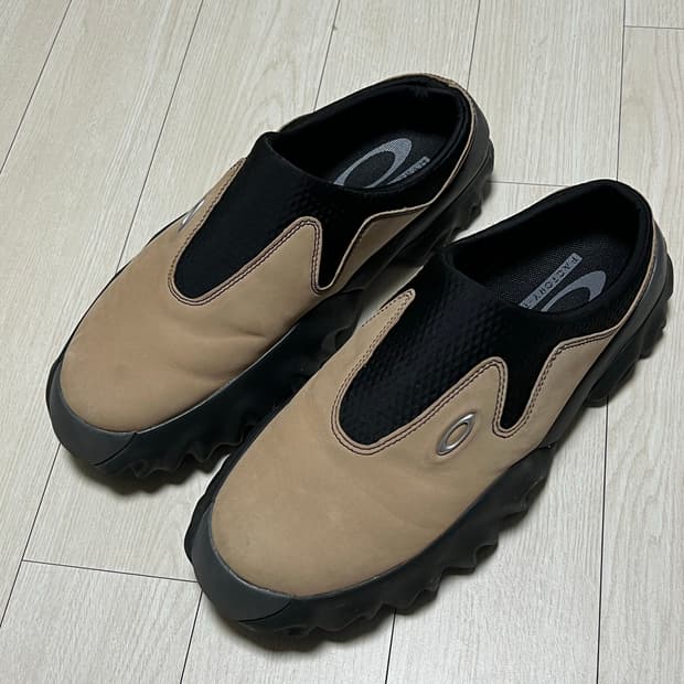오클리 팩토리 팀 x 브레인 데드 찹 쏘우 뮬 노마드 8사이즈