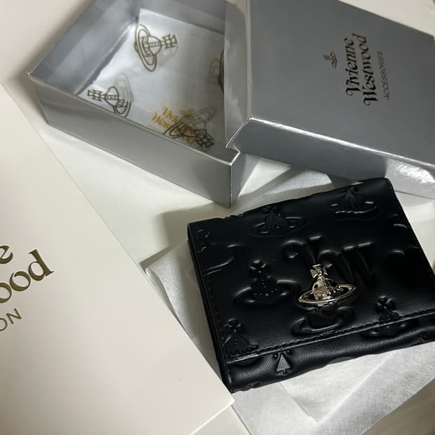 새상품 비비안웨스트우드 아카이브 은장 펀칭 블랙 반지갑 무광