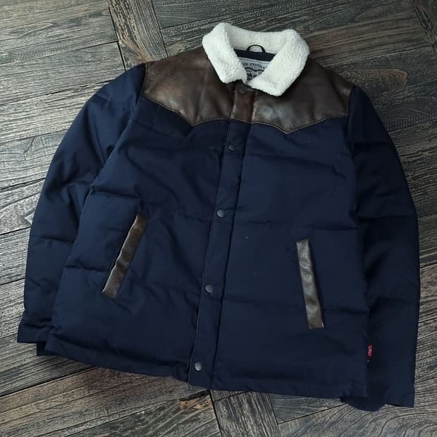 [리바이스] 비건 레더 요크 카라 퍼 패딩 자켓 M18326