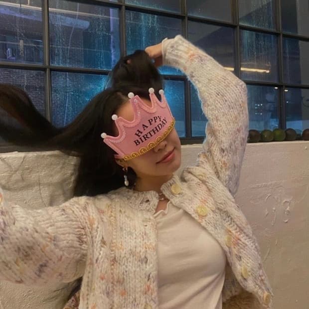 (손나은 착용) 어반아웃피터스 크롭 가디건