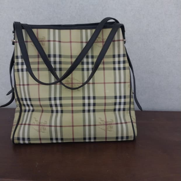 버버리 체크 숄더백.