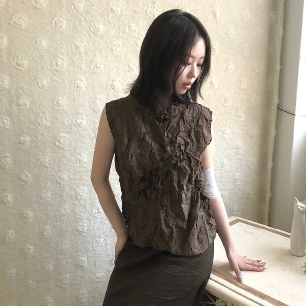 브라운 크링클 플라워 디테일 슬리브리스