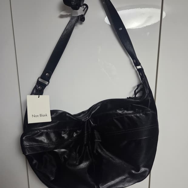 넌블랭크 블랙 크로스백