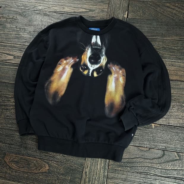 [아디다스] 강아지 프린팅 삼선 오버핏 맨투맨 블랙 M18551