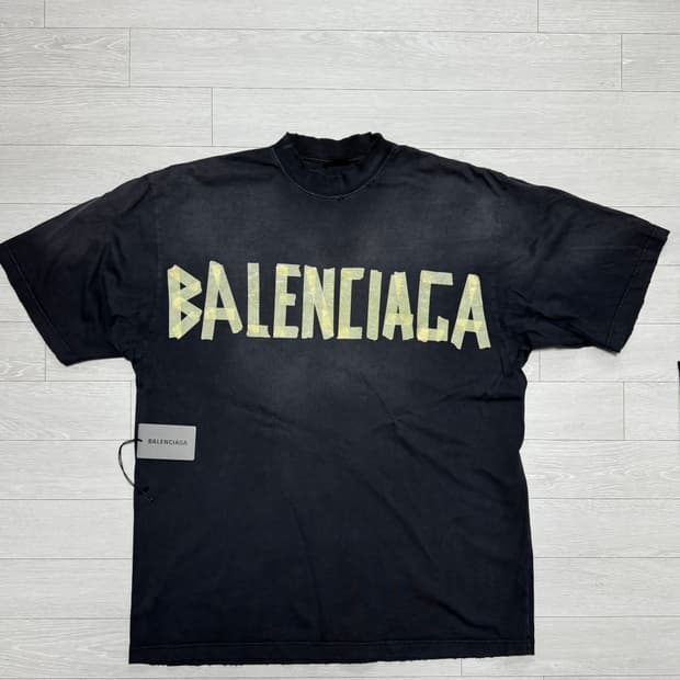 [L] 발렌시아가 테이프로고 반팔티셔츠 블랙