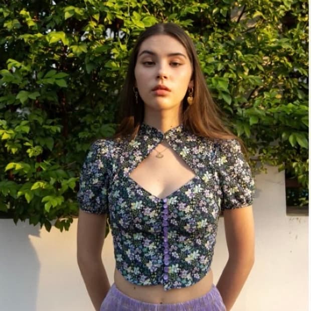 에이프릴풀데이 미니 퍼프 버튼업 블랙 플로럴 컷오프 탑 반팔 셔츠