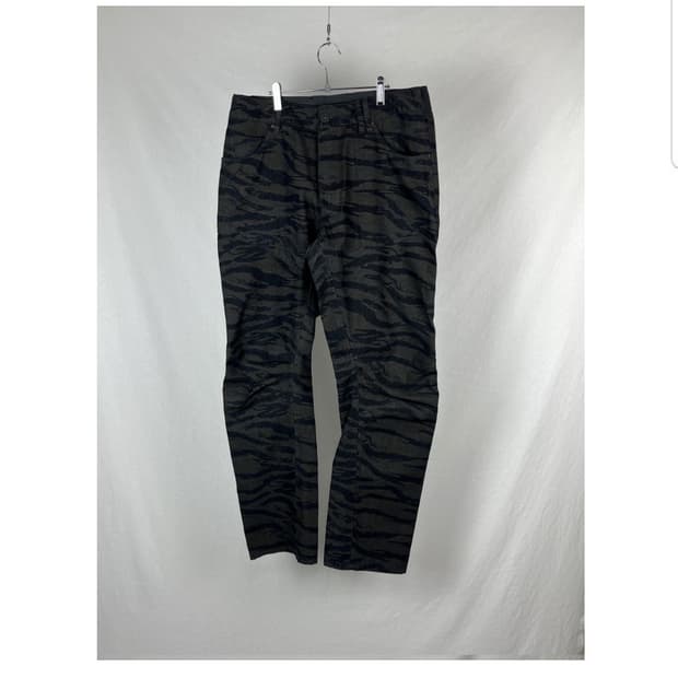 FieldCore 블랙컬러 애니멀 패턴 코튼 팬츠