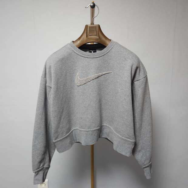 S ) 나이키 스우시 자수 크롭 맨투맨 그레이