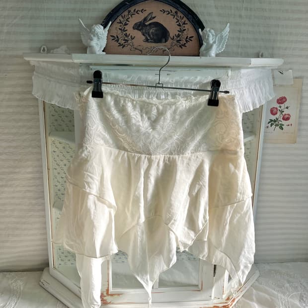 화이트 레이스 프릴 스커트