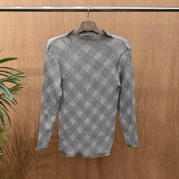 JPN 슬림핏 긴팔 니트 탑 세로 플리츠 텍스처 디테일 블랙 차콜 그레이